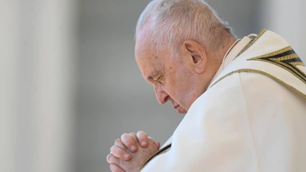 papa francisco rezando