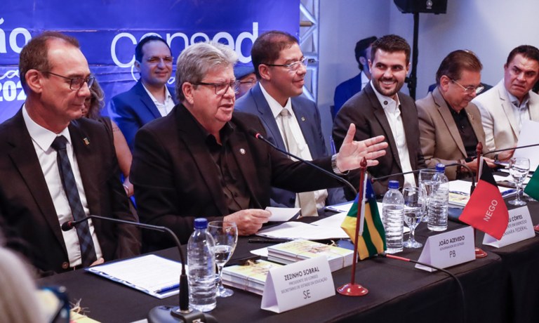 João Azevêdo participa de abertura do Consed e destaca avanços da Educação da Paraíba