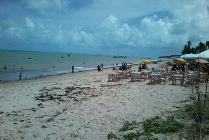Jovem é socorrido após passar mal na Praia do Seixas, em JP