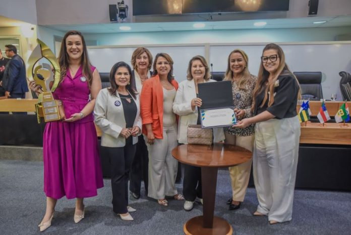 Unale entrega prêmio “Assembleia Cidadã” à ALPB por projeto de combate à violência contra a mulher
