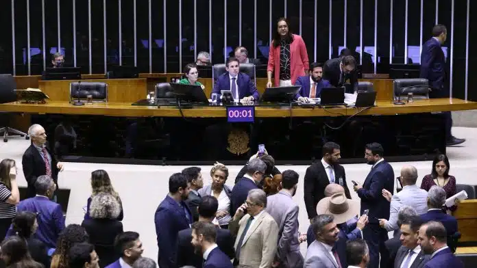 Câmara aprova projeto que cria 18 vagas de deputados; Confira voto da Paraíba