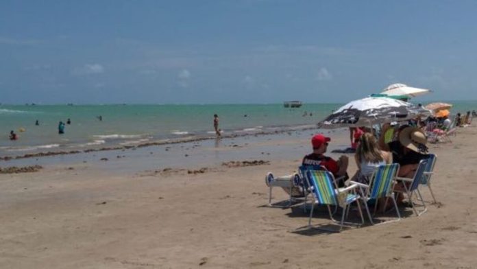 Dois trechos de praias estão impróprios para banho no litoral da Paraíba