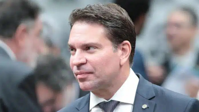 Hugo cobra 'sintonia' do STF ao anunciar ação para livrar Ramagem de ação penal