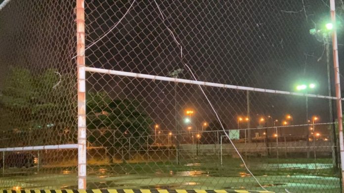 Menino de 9 anos morre eletrocutado ao encostar em grade energizada de quadra em João Pessoa