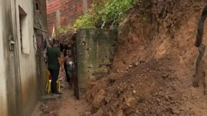 Moradores do Conde recebem 'saque calamidade' após situação de emergência por chuvas