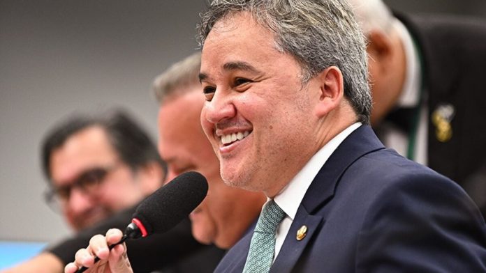 Senador Efraim Filho sofre acidente de trânsito em rodovia no Sertão da Paraíba