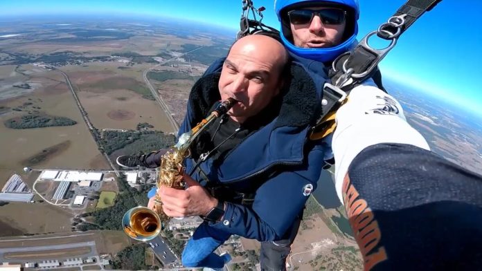 paraibano tenta livro dos recordes após tocar sax durante salto de paraquedas