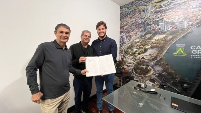 Bruno Cunha Lima viaja a Portugal e transmite cargo de prefeito para Alcindor Villarim