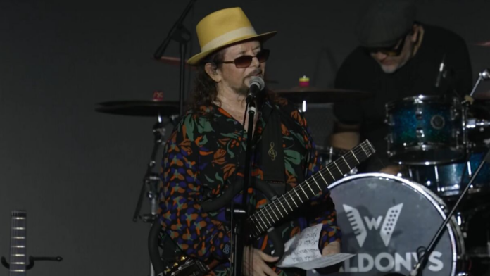Geraldo Azevedo toca com instrumentos emprestados em Campina Grande após problema com bagagem
