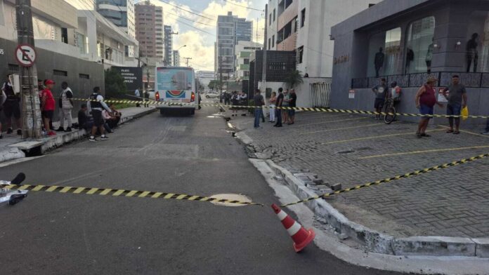Acidente entre moto e ônibus deixa motoboy de 19 anos morto, em João Pessoa