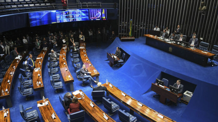 Senado aprova aumento de número de deputados federais com 'trava' para gastos