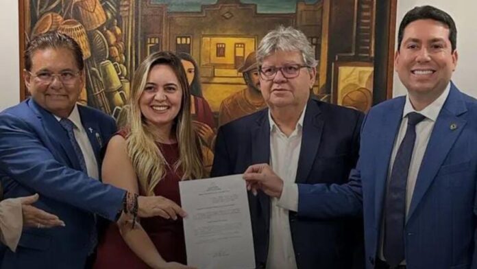 As fraturas e faturas de Adriano Galdino para João Azevêdo e Hugo Motta