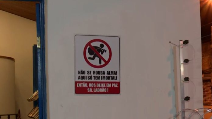 Academia Paraibana de Letras instala placa com pedido a assaltantes para evitar roubos