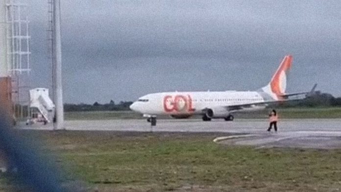 Avião faz pouso de emergência em João Pessoa, após bater em pássaro