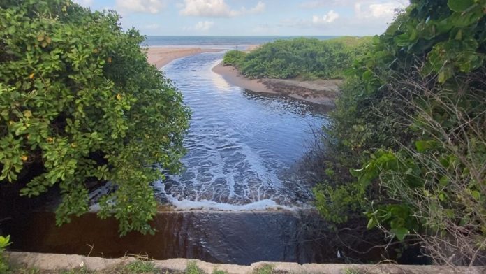 Nova mancha escura no mar aparece entre as praias do Bessa e Intermares