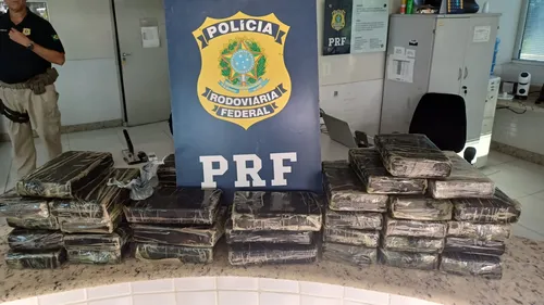 
				
					Quatro pessoas são presas com 45 kg de cocaína em rodovia na Paraíba
				
				