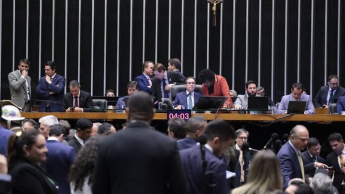 Câmara aprova PEC que muda regras de precatórios e parcela dívidas de prefeituras