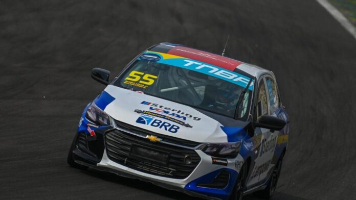 Carro da piloto Bia Martins pega fogo durante treino livre da 4ª etapa da Turismo Nacional