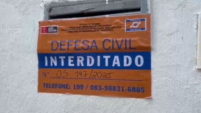 Casas são interditadas por risco de deslizamento de terra em João Pessoa