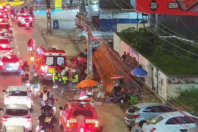 Cinco pessoas ficam feridas após colisão de motos derrubar parada de ônibus, em João Pessoa