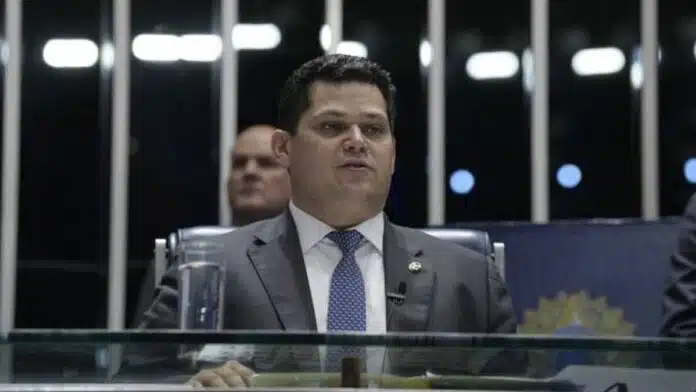 Com esvaziamento no Senado, Alcolumbre retira de pauta projeto dos cassinos e bingos
