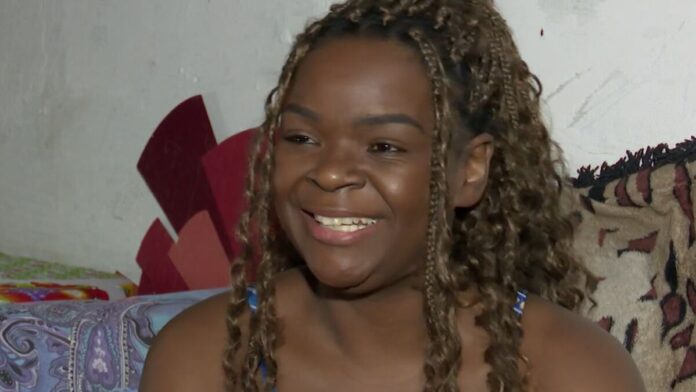 Conheça Lucyanna Mel, cantora que viralizou após cantar em plateia de show