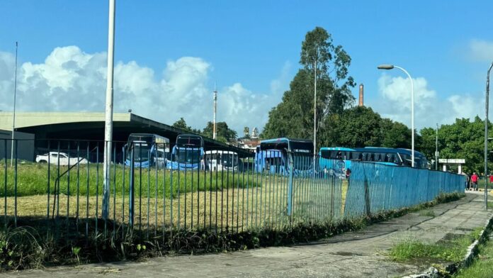 Greve de motoristas de empresa de ônibus paralisa viagens na rodoviária de João Pessoa