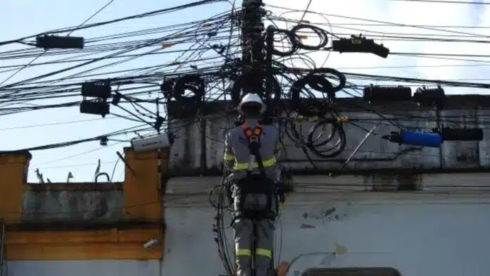 MPF recomenda suspender retirada de fios de internet nos postes de João Pessoa