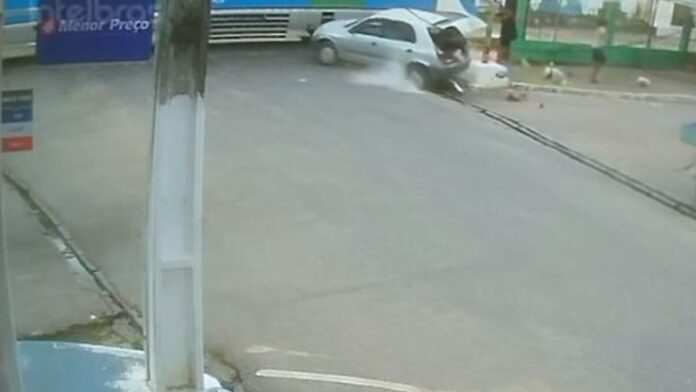 Motorista avança sinal e colide com trem em Bayeux