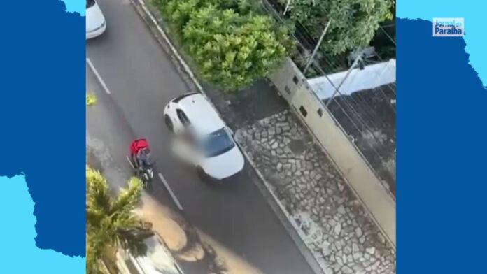 Mulher é arrastada por carro dirigido pelo ex-namorado e fica ferida, em João Pessoa