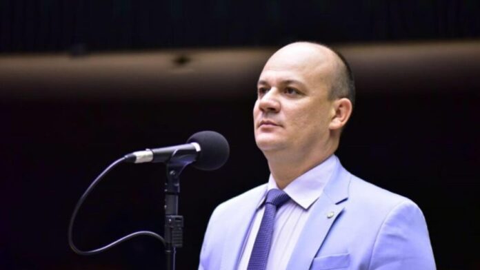 deputado Cabo Gilberto é acusado de chutar colega na Câmara; ele nega