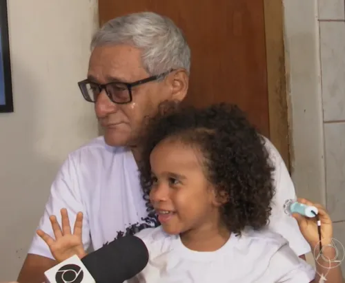 
				
					Menino de 3 anos divide amor por Roberto Carlos com o avô: 'gosto de todas as músicas'
				
				