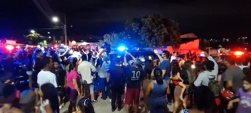 
				
					Fãs de Hytalo Santos se reúnem na frente do presídio do Róger para chegada do influenciador
				
				