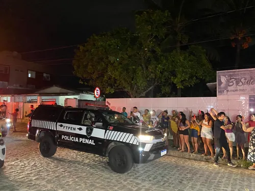 
				
					Fãs de Hytalo Santos se reúnem na frente do presídio do Róger para chegada do influenciador
				
				
