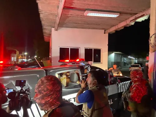 
				
					Fãs de Hytalo Santos se reúnem na frente do presídio do Róger para chegada do influenciador
				
				