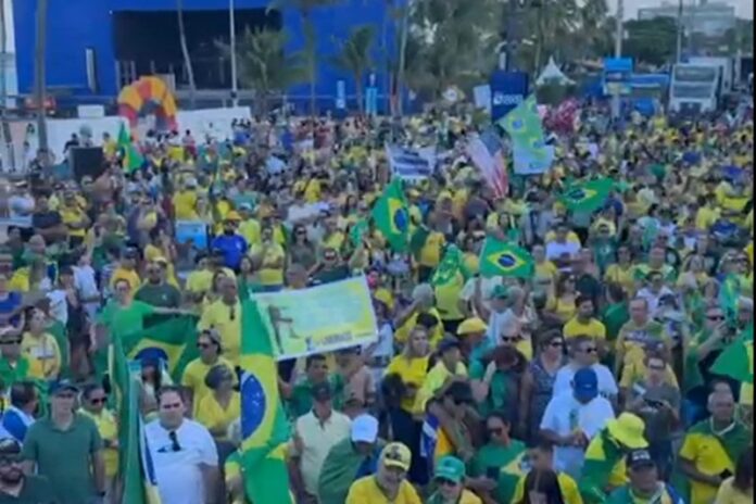 Apoiadores de Bolsonaro fazem manifestação na orla de João Pessoa