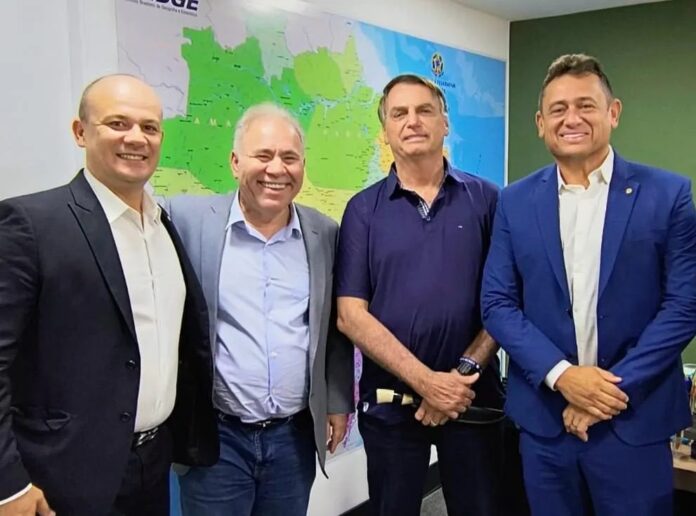 Celular apreendido de Bolsonaro revela contatos com 7 políticos da Paraíba; saiba quais
