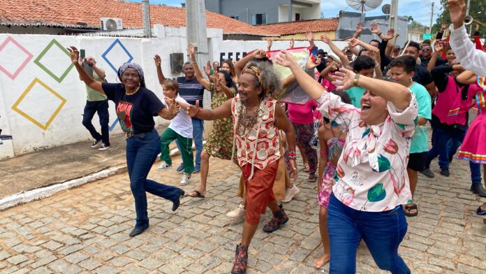 Chico César lança novo clipe de 'Mama África' gravado em Catolé do Rocha; assista