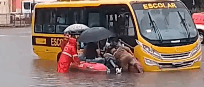 Estudantes ficam presos em ônibus e são resgatados de barco em João Pessoa; VÍDEO