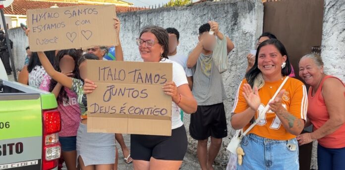 Fãs de Hytalo Santos se reúnem na frente do presídio do Róger para chegada do influenciador
