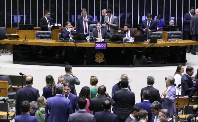 Hugo Motta ameaça suspender deputado que impedir sessão na Câmara