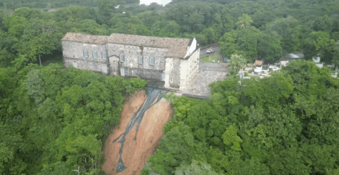 Missas na Igreja da Guia são liberadas e área lateral segue interditada após deslizamento