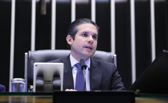 Motta ignora pressão do PL e inclui como prioridade combate à adultização infantil