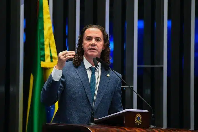 Na volta do Senado, Veneziano faz pronunciamento duro contra tarifas de Trump