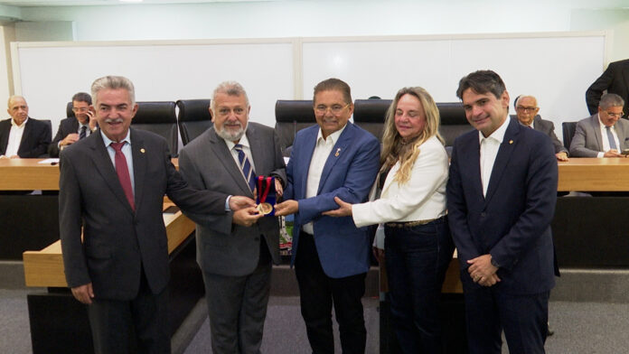Paraibano Carlos Vieira, presidente da Caixa Econômica, recebe a mais alta comenda da ALPB