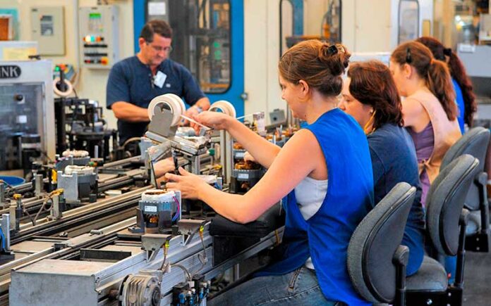 Salário médio no setor de serviços na Paraíba apresenta queda, segundo IBGE