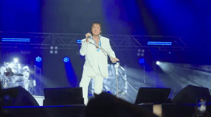Show de Roberto Carlos em João Pessoa emociona multidão no Busto de Tamandaré