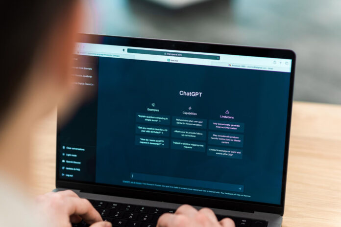 nova versão do ChatGPT é lançado com promessa de respostas mais naturais e menos erros