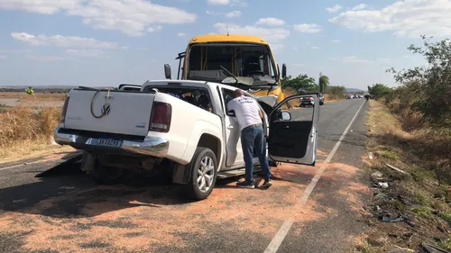 
				
					Acidente entre ônibus escolar e caminhonete deixa motorista morto e estudantes feridos no Sertão
				
				