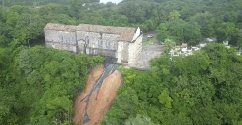 
				
					Barreira da Igreja de Nossa Senhora da Guia recebe lonas vinílicas para evitar deslizamentos
				
				